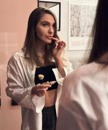 Я искусительница, которая точно знает, как доставить тебе идеальное блаженство и наслаждение. Возможности моего искусства безграничны - я открою для тебя новое пространство удовольствий.
🔥 Мои услуги направлены на то, чтобы сделать твои фантазии яркими и реальными. Я умею играть в обладание и быть универсальной - насладиться сладкими моментами интимного досуга или подарить тебе глубокий эмоциональный контакт и душевный разговор.
💖 Я прекрасно осознаю всю свою сексуальность и умею ею управлять. Каждая моя встреча станет для тебя незабываемым путешествием в мир наслаждения. Я сделаю так, чтобы ты забыл о своих заботах, освободился от напряжения и полностью расслабился.
📸 Для подтверждения моей привлекательности, я прикрепила свои фото ниже. Ты можешь оценить мою красоту и желание быть с тобой.
🏙️ Живу в Москве, в самом сердце этого чудесного города. С удовольствием приму тебя у себя или приеду к тебе в гости.
🌟 Уверена, что наше свидание будет незабываемым и оставит о себе только положительные отзывы. Доверься мне, и я сделаю все возможное, чтобы удовлетворить тебя на все сто процентов. Жду твоего звонка! 💋 Евдокия
